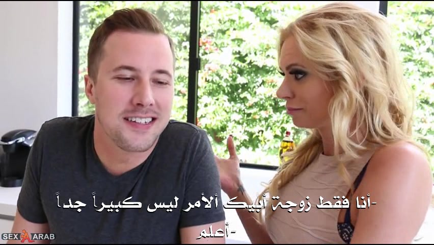 يكتشف أن والدته كانت ممثلة أفلام إباحية فيقرر أن يستفيد من ذلك