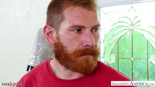 تتصل بزوجها لتخبره بأنها ستمارس العلاقة الحميمة مع رجل آخر فتعجبه الفكرة