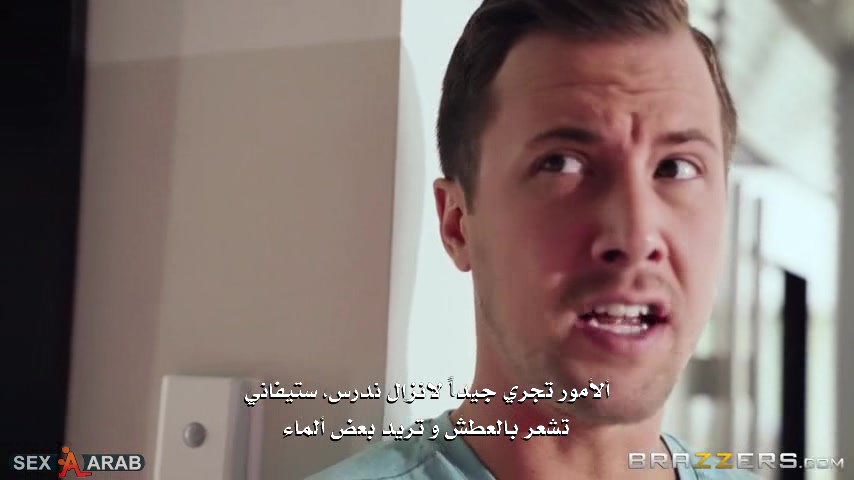 تعلم ابنها كيفية فتح حمالة الصدر