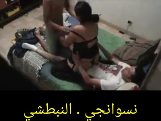 اتنين صحاب جايبين شرموطة بالاجرة ينيكوها سكس مصري
