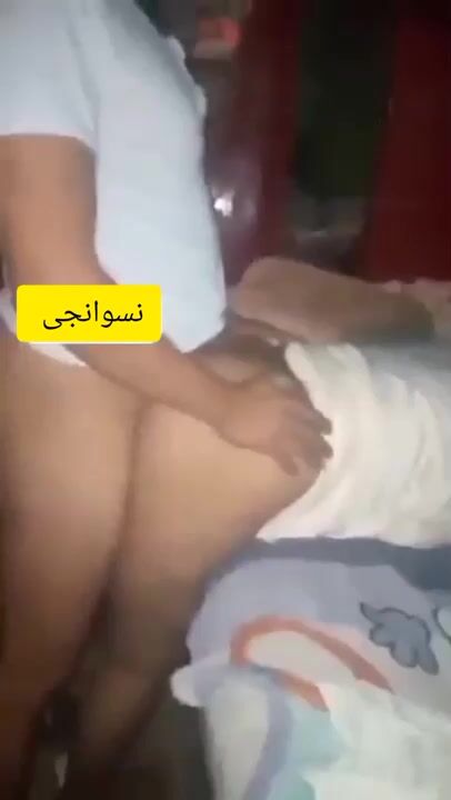 اتنين صحاب مع شرموطة في بيت دعارة يفشخوها نيك سكس مصري