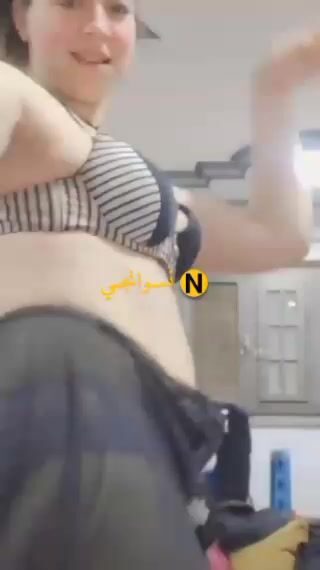 بنت بيضا ملبن تقلع وتستعرض جسمها الجميل سكس نودز مصري