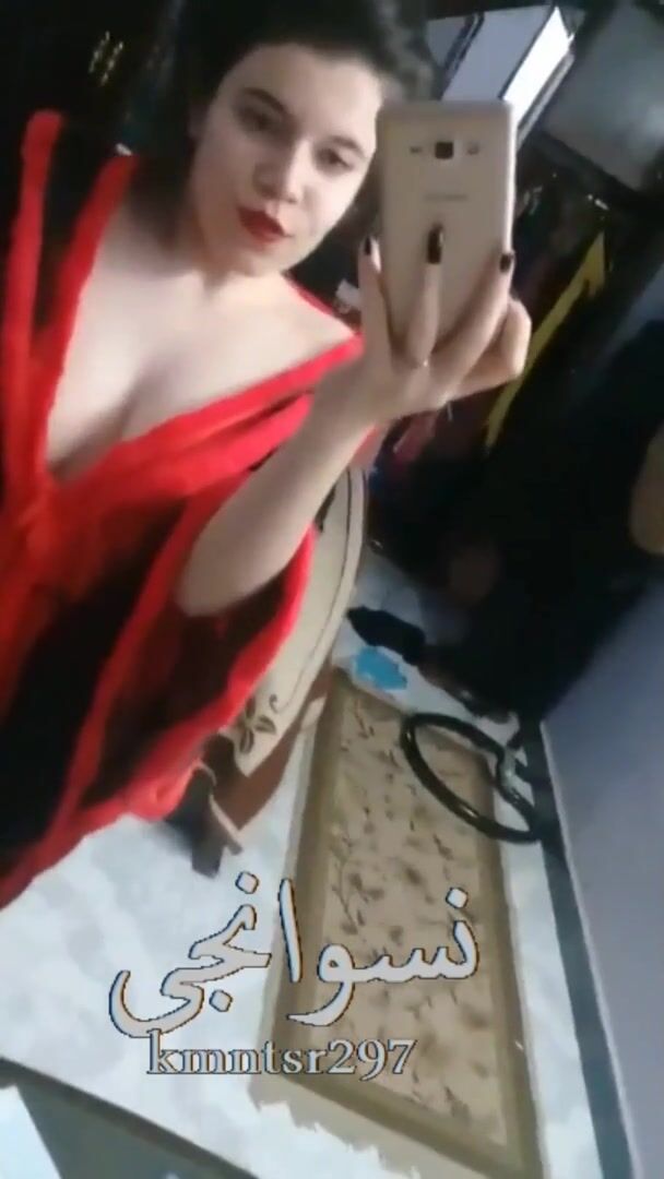 بنت عسولة بتصور لحبيبها بالروب الأحمر سكس نودز مصري