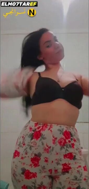 بنت كسها احمر مولع نار تلعب فيه وتفرج حبيبها سكس نودز مصري