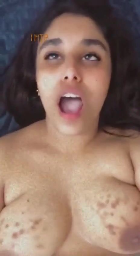 بنت هايجة اوي تفشخ كسها دعك وتصوت سكس نودز مصري