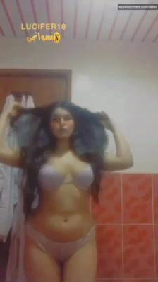 بنوتة زي القمر تقلع في الحمام وتقفش في بزازها سكس نودز مصري