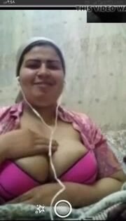 تطلع بزازها في مكالمة فيديو سكس نودز مصري