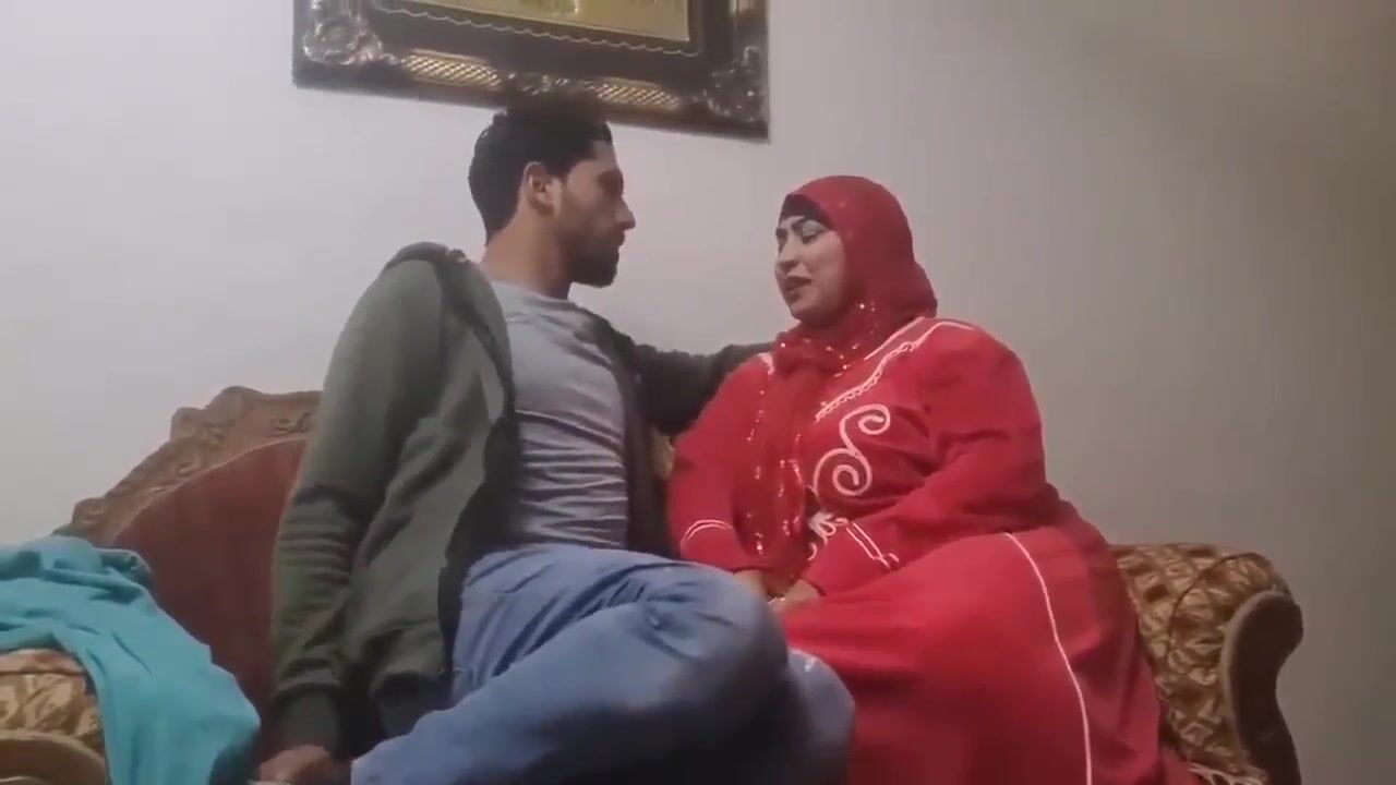 جوزها يمشي عالشغل وتجيب عشيقها الشقة سكس مصري