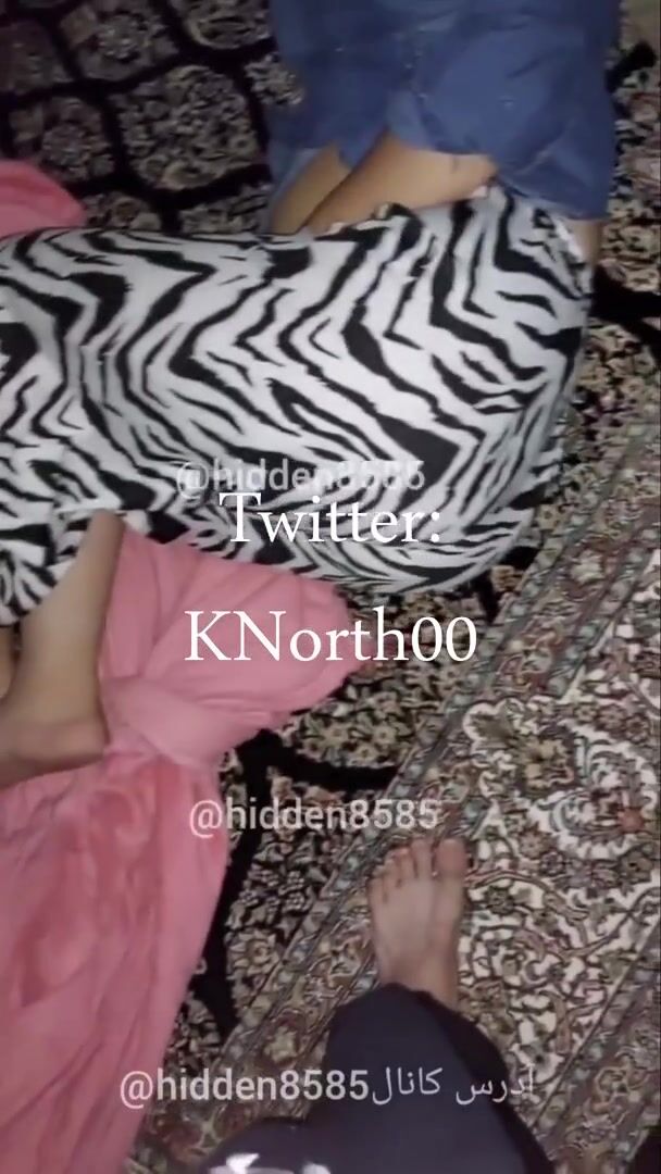 ديوث يتجسس على اخته وهي نايمة ويحسس على طيزها سكس مصري