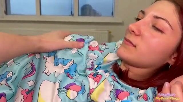 سكس مترجم ماذا تفعل يا أخي؟ توقف عن لمس بزازي سكس اخوات xnxx sister