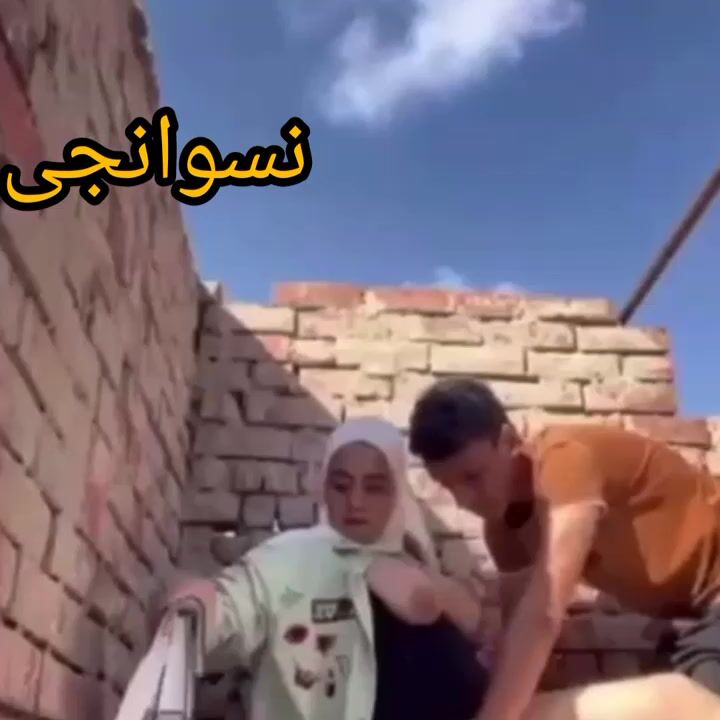 شاب فاجر واخد حبيبته وينيكها على السطح سكس مصري