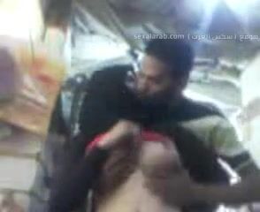 شاب مصري يداعب صديقته المحجبة في العمل سكس مصري xnxx