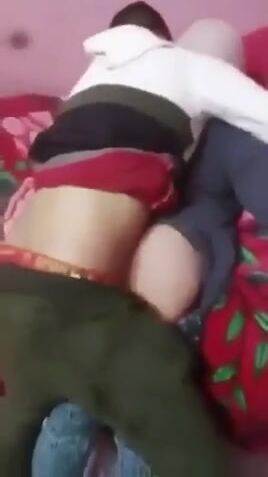شاب هايج يركب لبوة محجبة وصاحبه يصور سكس مصري xnxx
