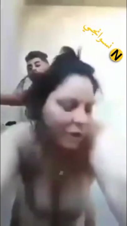 صاحب ابنها ماسكها ونازل فيها نيك سكس مصري xnxx