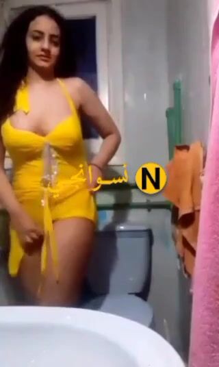 كتكوتة فاجرة بتصور لعشيقها وتقلعلو ملط سكس نودز مصري