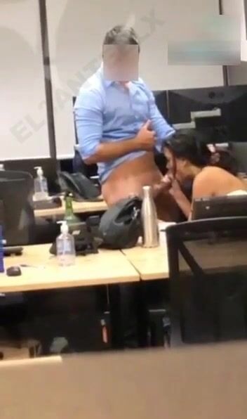 لبوة هيجانة تمص زب صاحبها في المكتب سكس مصري xnxx