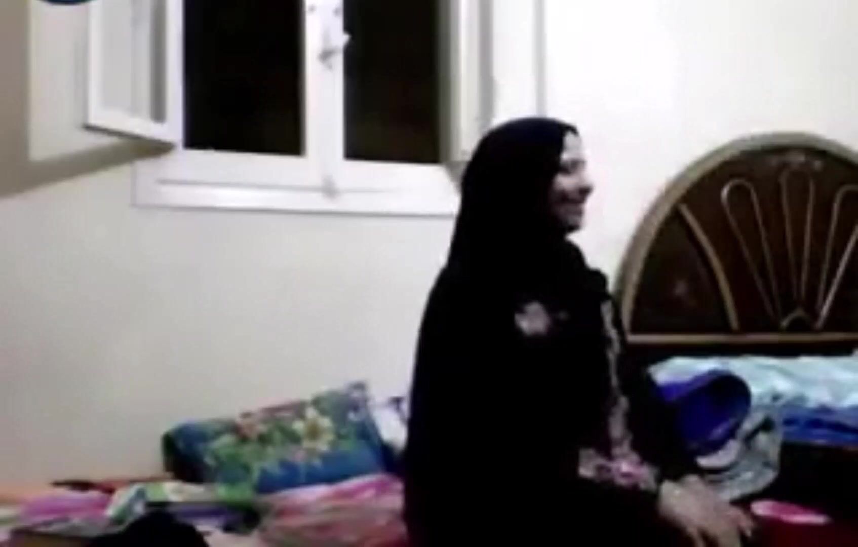 محجبة شرموطة تخون جوزها مع جارها سكس مصري xnxx
