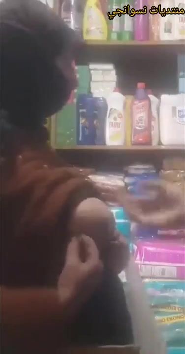 محجبة شرموطة تطلع بزازها في المحل سكس عربي xnxx