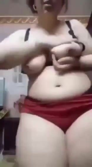 مطلقة هايجة عمالة ترقص وتقفش في بزازها سكس نودز مصري