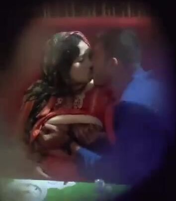 واخد حبيبته في كافيه ويبوسها ويقفشلها سكس عربي xnxx