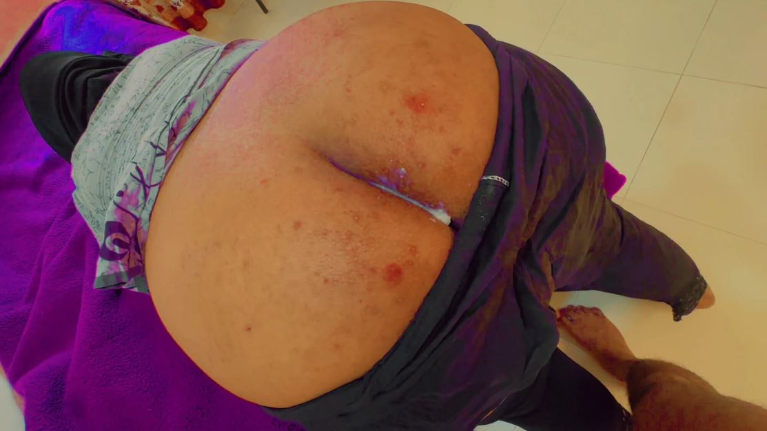 إبن الزوج يمارس الجنس مع صديقة زوجة أبيه المثيرة – سكس عربي سعودي