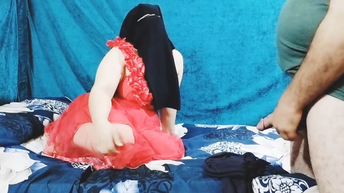 احمد الديوث جاب علاء صاحبه عشان ينيك مراته المنقبة