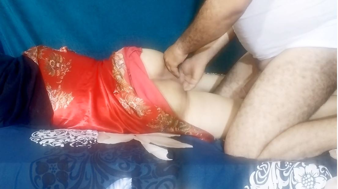 احمد يدخل ع مرات ابوه وهي نايمة بقميص النوم وينيكها جامد