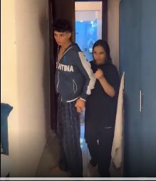 الأخ الديوث جاب اخته لصاحبه عشان ينيكها الجزء الاول