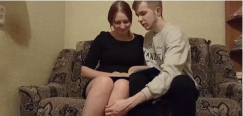 الأم الروسية تقدم سكس المحارم لإبنها لكي يذاكر دروسه