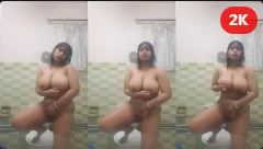 بنت عربية جسمها كرباج عريانة عايزة تنزل لبنها بالحمام