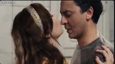 سخونة فتحي عبد الوهاب ومني حسين بفيلم عصافير النيل